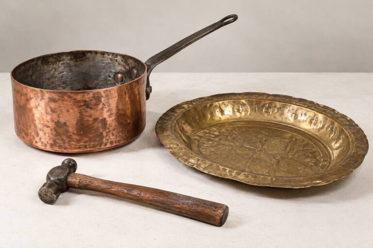 Cuivre et laiton anciens : distinguer le martelé du repoussé
