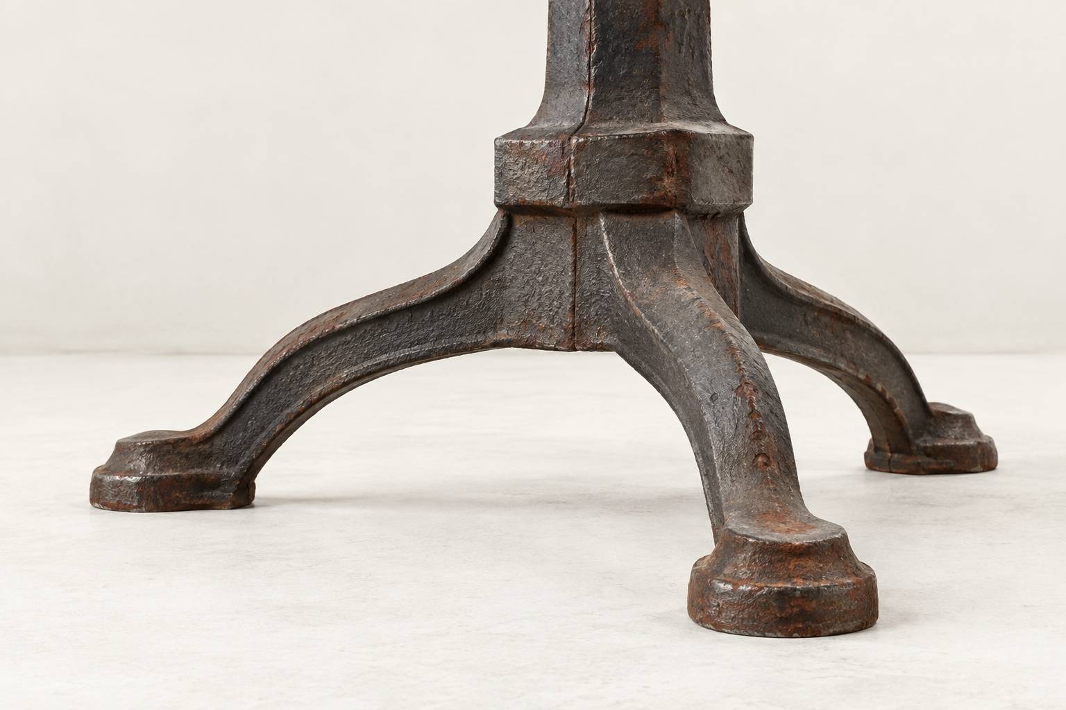 Détail d'assemblage forgé et grain de fonte moulée sur un piètement ancien